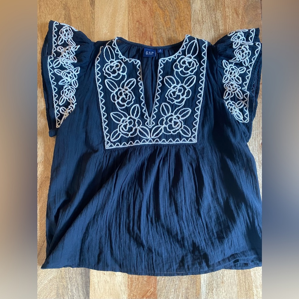 Gap Embroidered top